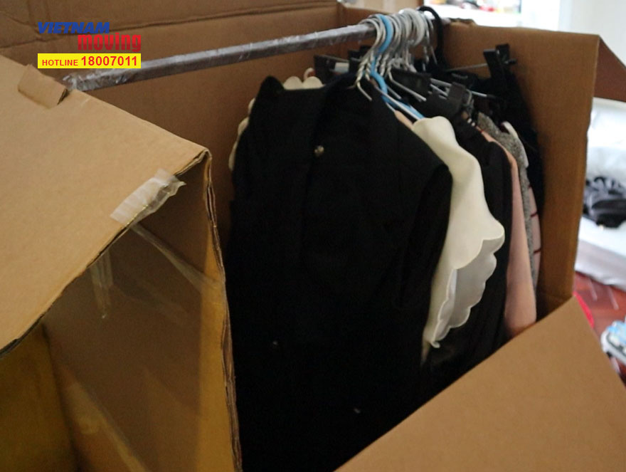 Hình ảnh đóng gói quần áo bằng thùng chuyên dụng khi chuyển nhà