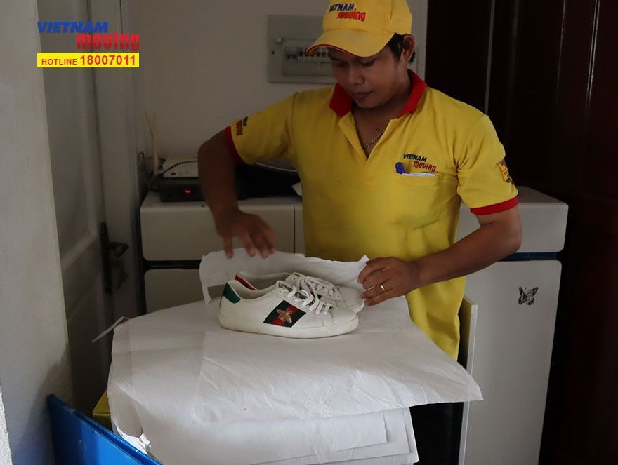 Hình ảnh nhân viên đóng gói giầy dép khi chuyển nhà