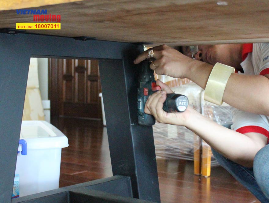 Hình ảnh nhân viên dùng khoan mini vặn vít