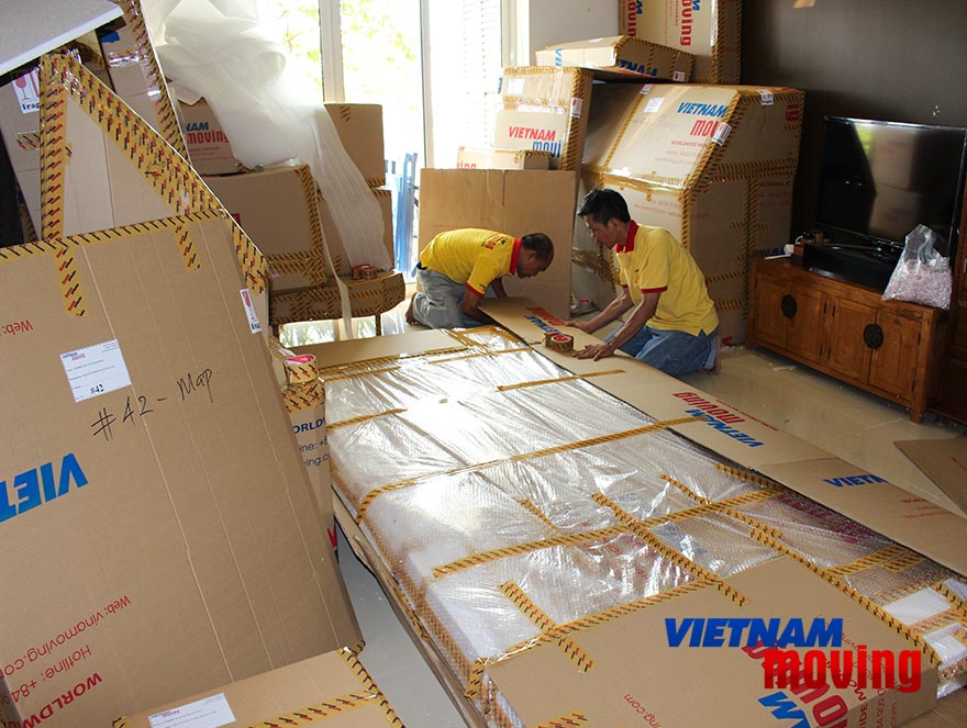 Hình ảnh nhân viên Vietnam Moving dùng bìa carton đóng gói chuyển nhà
