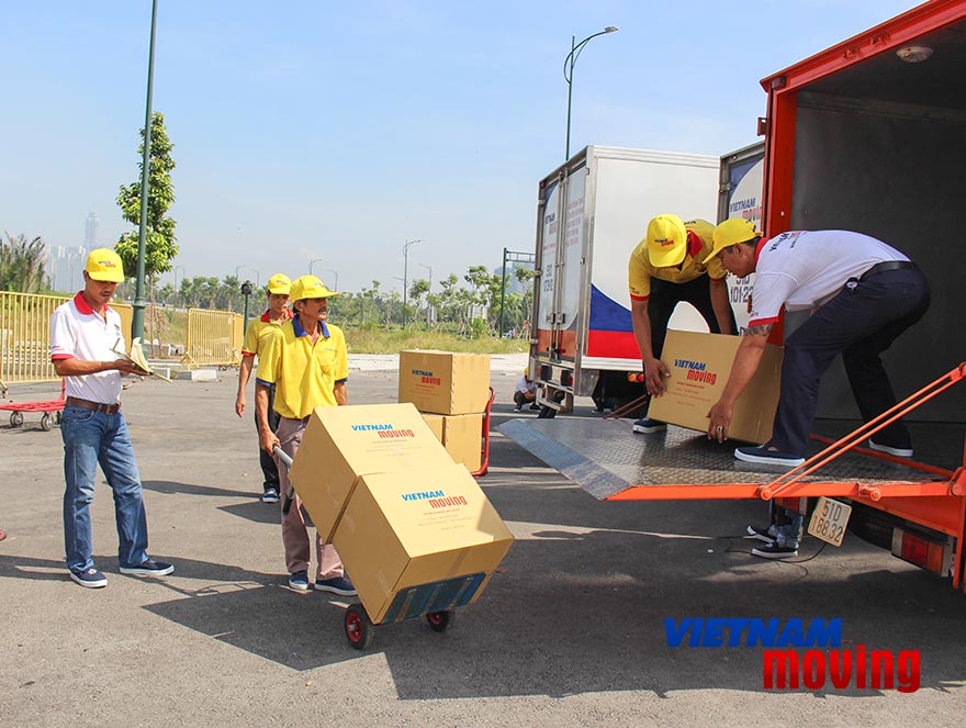 Hình ảnh nhân viên chuyển hàng hóa lên xe tải
