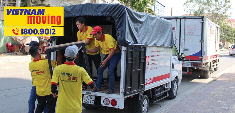Nhân viên bốc xếp lên xe tải Vietnam Moving