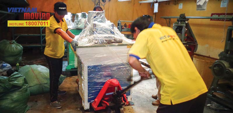 Nhân viên Vietnam Moving đang dùng xe nâng tay để nâng hàng