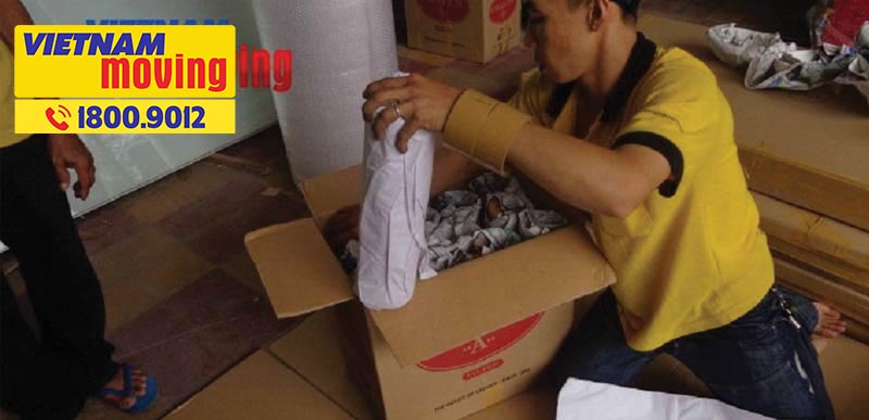 nhân viên chuyển nhà nhẹ nhàng khi khuân vác đồ đạc