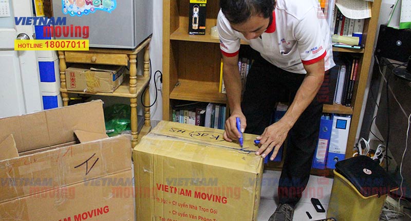 Đánh dấu, ghi chú sách trên bìa thùng