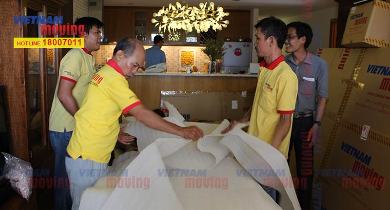 Đội ngũ nhân Vietnam Moving làm việc 
