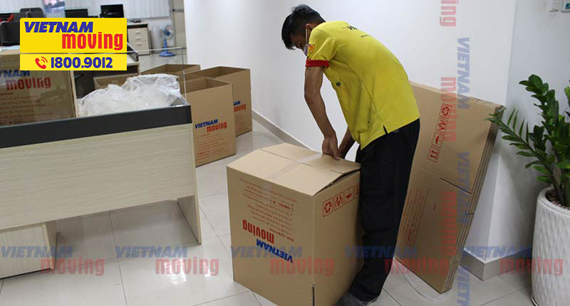 Dùng băng keo dán đáy thùng carton