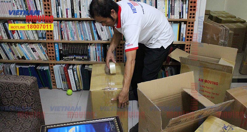 Dùng băng keo niêm phong thùng