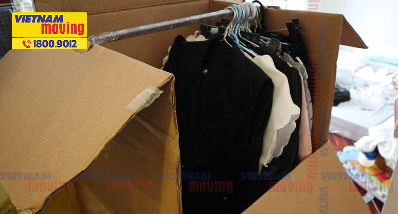 Dùng thùng treo chuyên dụng để đóng gói quần áo