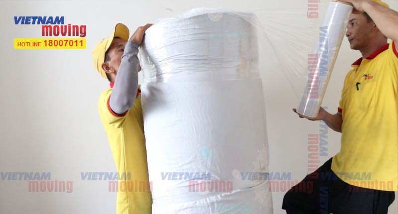 Sau đó, lấy băng keo dán xung quanh lớp bọc để giữ cố định cho lớp bọc không bị bung ra.