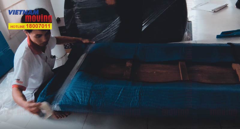 Dùng băng keo cố định các gốc bàn