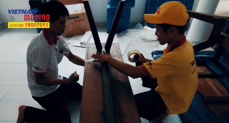 Dùng băng keo cố định chân bàn