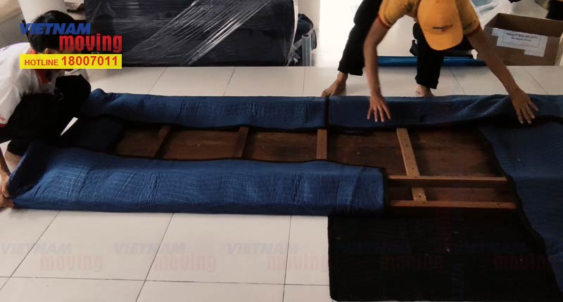 Lót sẵn mềm sau đó để mặt bàn lên