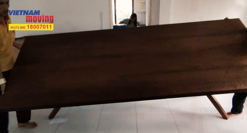 Tháo mặt bàn ra khỏi chân bàn