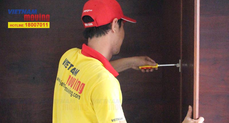 Dùng tu vít tháo các cánh cửa tủ quần áo