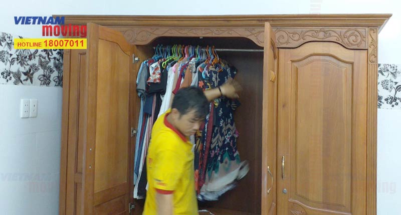 Lấy quần áo trong tủ cho vào thùng