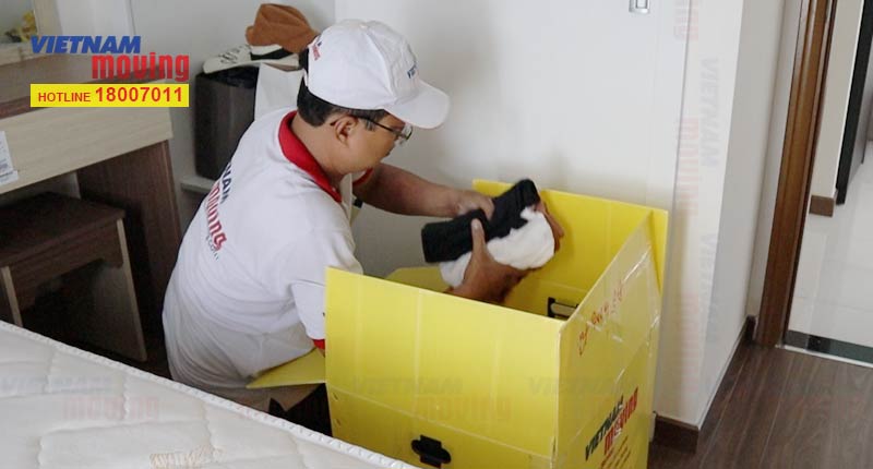 Cho quần áo vào thùng trước khi tháo lắp tủ quần áo
