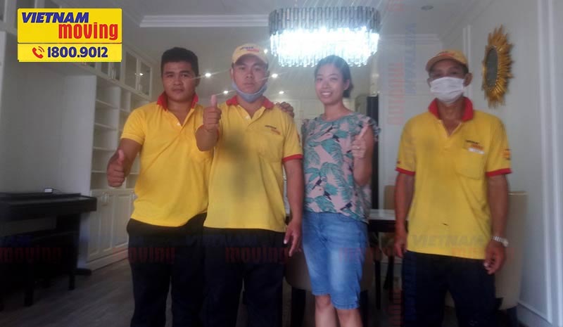 Các khách hàng nữ điều hài lòng với cách đóng gói của Vietnam Moving khi chuyển nhà