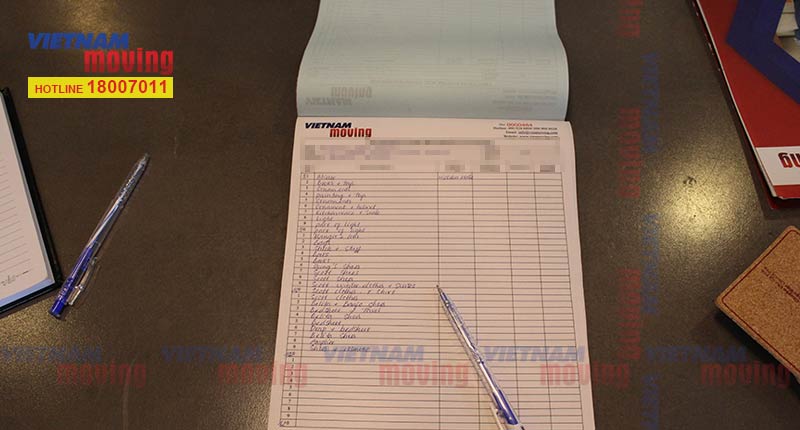 Đồ đạc cần chuyển qua nhà mới được liệt kê trong danh sách