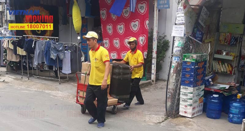Nhân viên Vietnam Moving di chuyển máy giặt ra xe tải