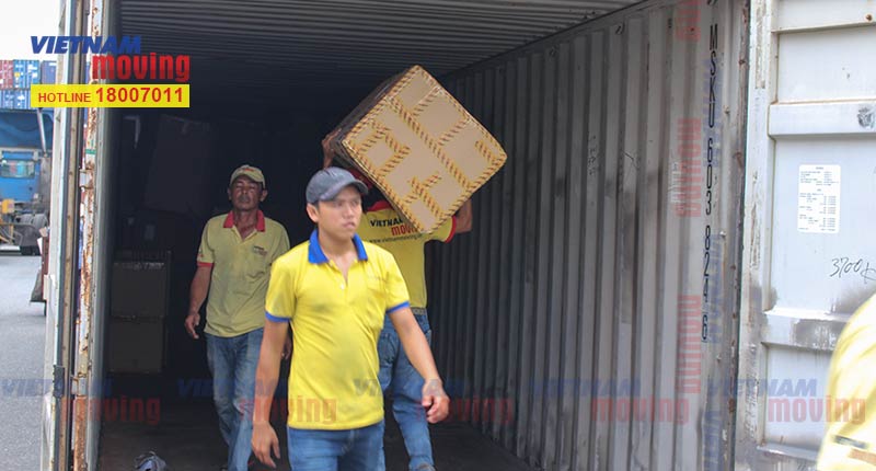 Nhân viên bốc hàng hóa đã đóng gói lên container