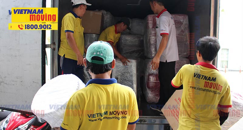 Nhân viên Vietnam Moving chuyển hàng hóa lên xe tải