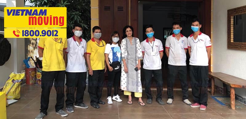 Nhân viên Vietnam Moving đeo khẩu trang bảo vệ mình và Khách hàng