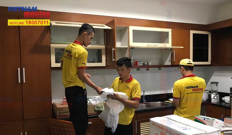 Nhân viên Vietnam Moving dọn đồ đạc vào nhà mới