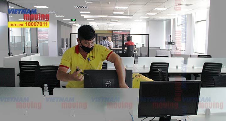 Nhân viên Vietnam Moving thực hiện đóng gói