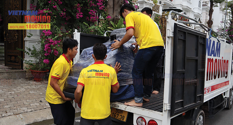 Nhân viên Vietnam Moving đóng gói và vận chuyển