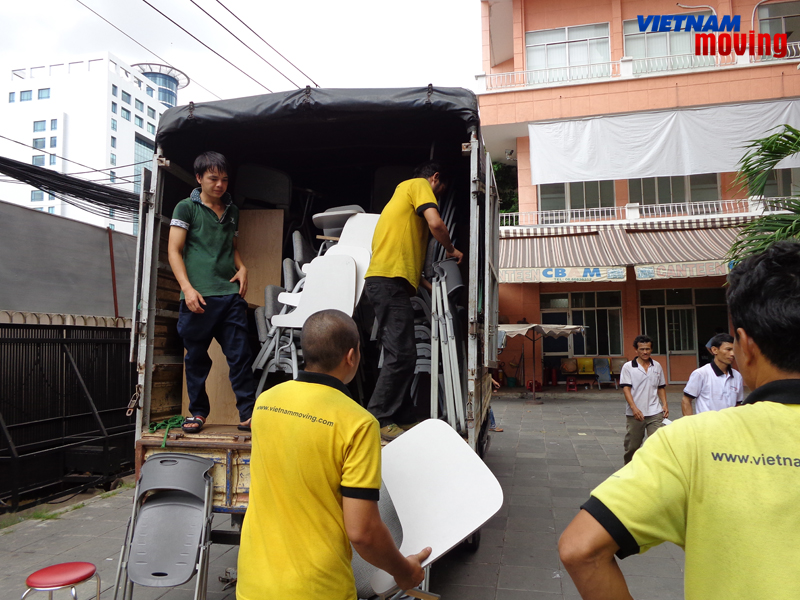 Nhân viên cung cấp dịch vụ thuê xe tải nhỏ 500 kg vận chuyển tại Vietnam Moving